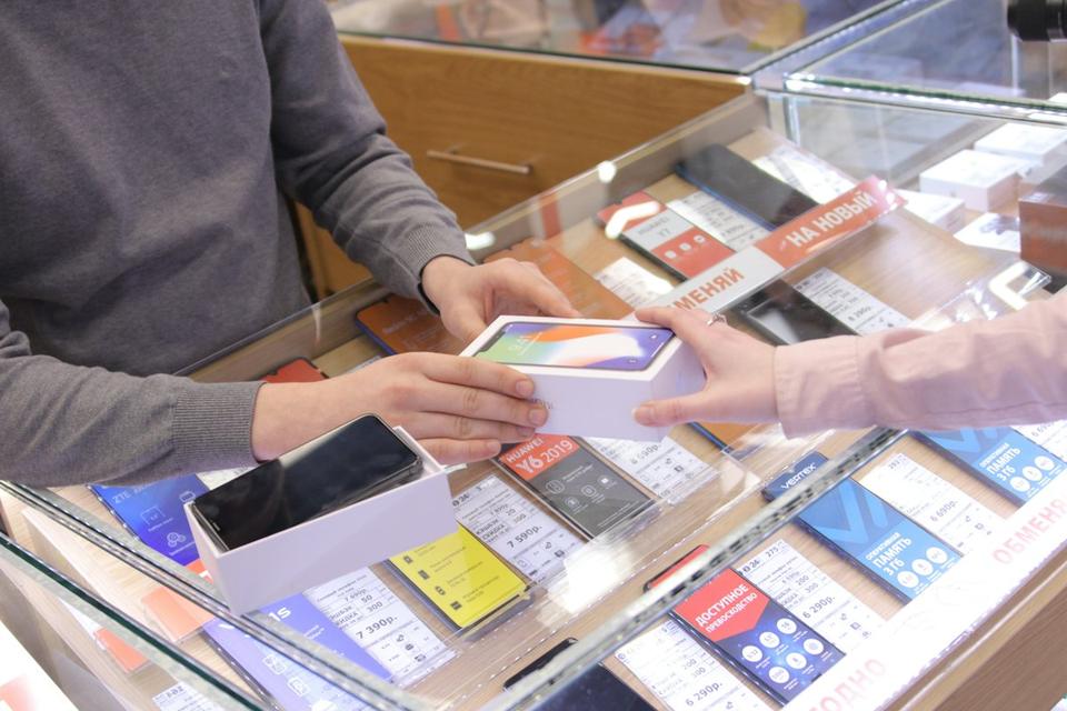 Phone being handed over in a mobile shop